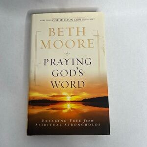Praying God's Word : Breaking Free from Spiritual Strongholds by Beth‎ Moore